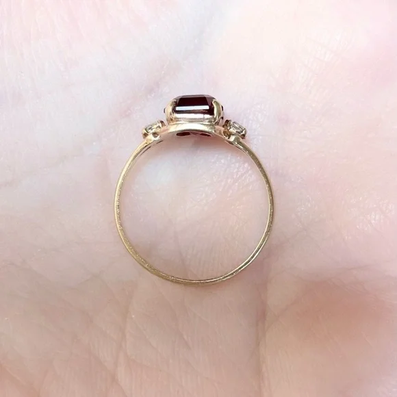 10K Vintage PSCO Red Glass Rhinestone dark red garnet emerald cut statement ring - Picture 10 of 11